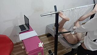 Novinha Sendo Examinada Pelo Ginecologista Safado