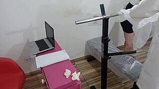 Novinha Sendo Examinada Pelo Ginecologista Safado