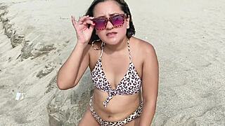 Un Desconocido Me Espía En La Playa