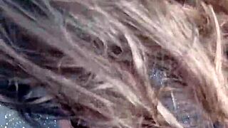 Na varanda chupando e dando a buceta!