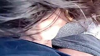 Na varanda chupando e dando a buceta!