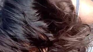 Na varanda chupando e dando a buceta!