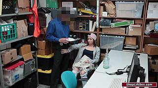 สาวผมน้ำตาลลักขโมยโดนจับแล้วโดนเย็ดเดือด!