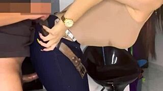 Madura colombiana tiene la casa sola y deja entrar al mejor amigo de su hijo!