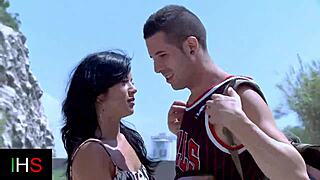 Езда на открито с обръсната кучка брюнетка