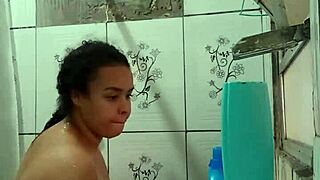 Gostosa mostra buceta molhada no banho