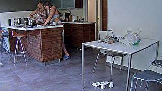 espiando culos en la cocina