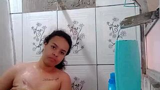 Gostosa mostra buceta molhada no banho