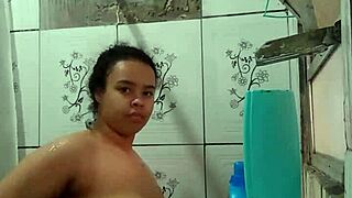 Gostosa mostra buceta molhada no banho