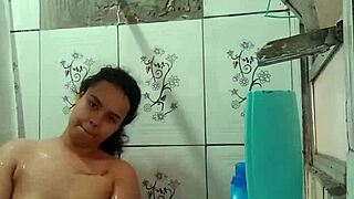Gostosa mostra buceta molhada no banho