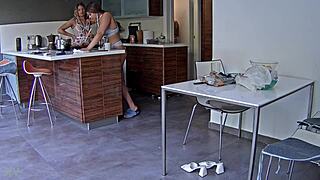 espiando culos en la cocina