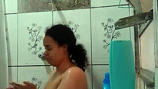 Gostosa mostra buceta molhada no banho