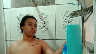 Gostosa mostra buceta molhada no banho