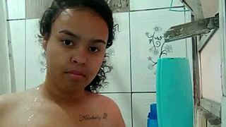 Gostosa mostra buceta molhada no banho