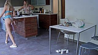 espiando culos en la cocina