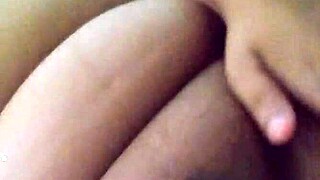 Gostosa mostra buceta molhada no banho