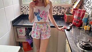 acordei de pau duro e meti no cu da empregada novinha na cozinha