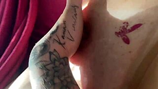 novinha enfiando 4 dedos na bucetinha apertada ate gozar