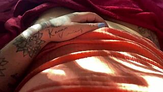 novinha enfiando 4 dedos na bucetinha apertada ate gozar