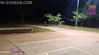 Comendo a esposa do corno na rua