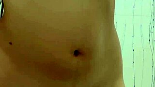 una paja en el baño con juguetes y ducha