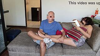 Folle A Mi Hijastra Virgen Mientras Leia Un Libro