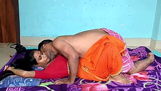 Индийская деревенская парочка хардкорно трахается с аналом и двойным проникновением
