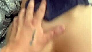 Me cojo al huésped de mi marido en la casa