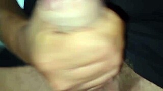 Arrapato sega un cazzo enorme sborrata e gemiti - un grosso pisello da succhiare