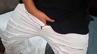 Arrapato sega un cazzo enorme sborrata e gemiti - un grosso pisello da succhiare