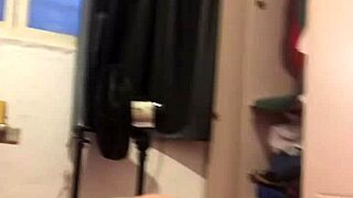 Amantes se divertem e fazem amor na cozinha sex toy