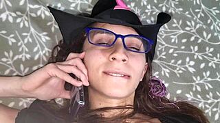 Chica usa cosplay de bruja y chico se corre en su boca