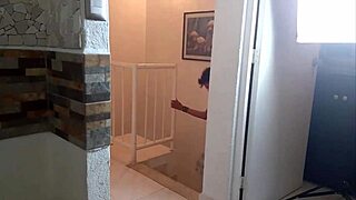 Dana barzagli y luna siendo espiadas por un compa�ero de cuarto