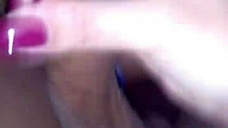 Travesti batendo punheta e gozando