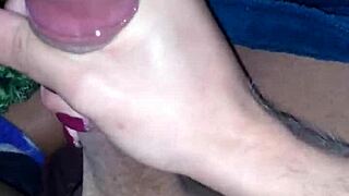 Travesti batendo punheta e gozando