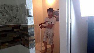 Dana barzagli y luna siendo espiadas por un compa�ero de cuarto