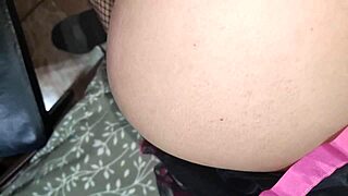 Chica usa cosplay de bruja y chico se corre en su boca