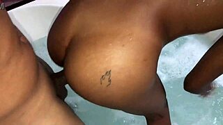 Forró szomszédnőt falom fel gőzös hidromasszázs gyönyörben