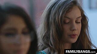 إيه لو بنات مدرسة بالغات مع نظارات زي إلينا كوشكا وأبريل أونيل يشتهين تريبينج ليسبيان سري؟