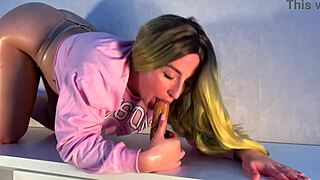 Sexy big ass tempts fingers into tight solo pussy play