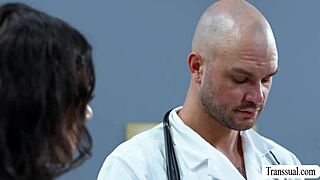 Кучи транс Andylynn ѝ ебут стегнатото дупе без презерватив силно от доктора!