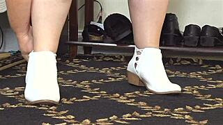 Fat BBW Milf Flashes Spreads Juicy Wet Pussy Closeup!