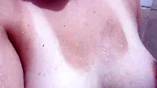 quero sua porra quente escorrendo nos meus peitos suculentos