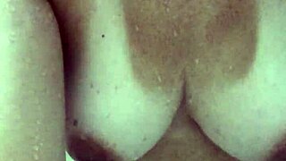 quero sua porra quente escorrendo nos meus peitos suculentos