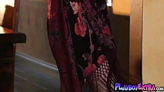 elizabeth marxs casually strips big natural boobs