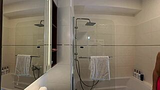 Рейвър мадама сваля улична EDM дреха и показва косmata путка и гола задница