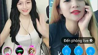 두 귀여운 한국 여자가 섹시 웹캠 라이브 애태움