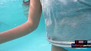 แฟนสาวเอเชีย 18+ ร่านอ้อนก้มโดนควยใหญ่หลังอาบน้ำสระว่าย