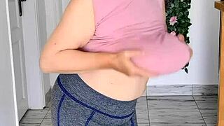 watch those giant mature boobs bounce free to the beat