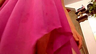 Hey look at all curves on full-figured mature hottie showing off good stuff